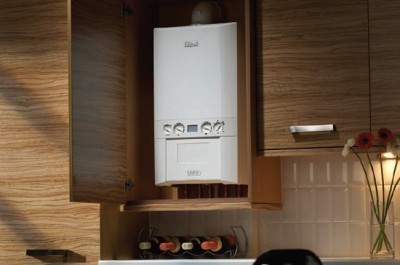 Навесное газовый котел небольшой мощности можно простоя спрятать в секции кухонной мебели
